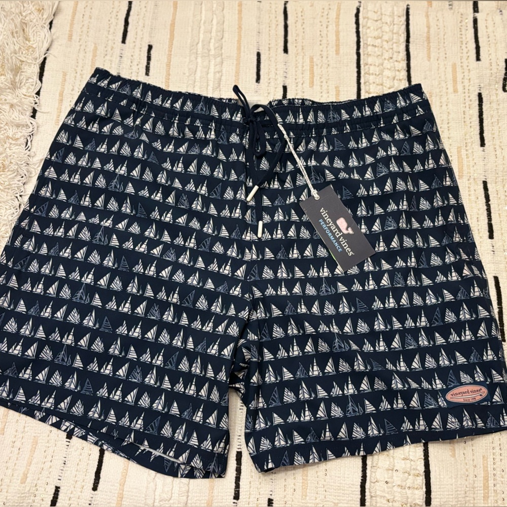 NWT Vineyard Vines Navy and White Swim Trunks with Sailboats Large